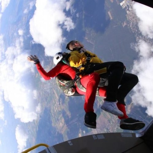 Skoki spadochronowe w tandemie- przyjemność nawet dla osób niepełnosprawnych!