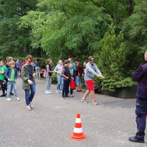 POLICJANCI PRZYGOTOWYWALI DZIECI DO WAKACJI