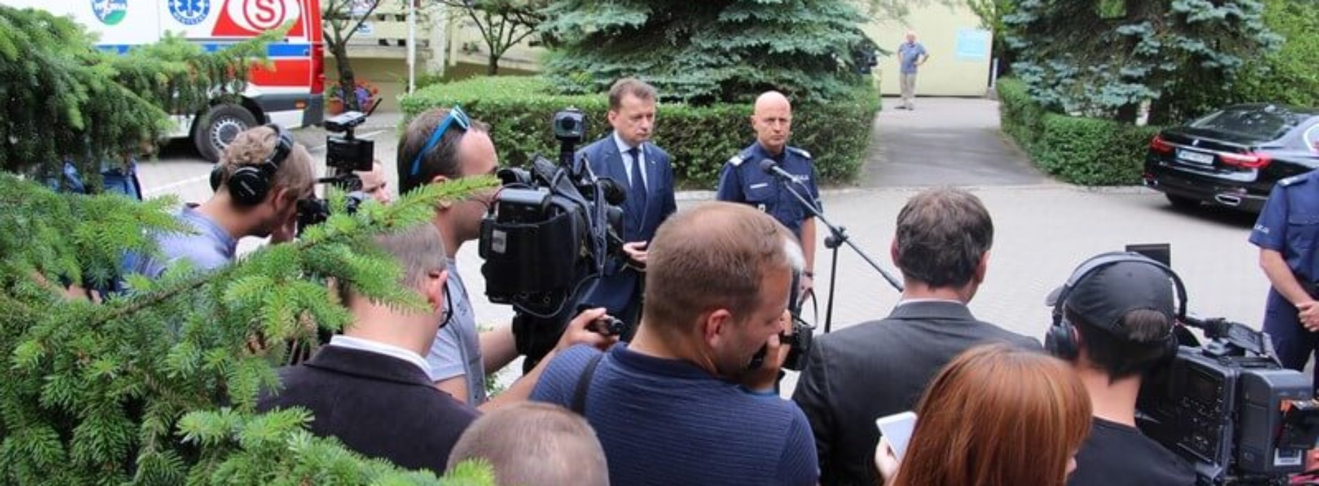 MINISTER BŁASZCZAK ORAZ KOMENDANT GŁÓWNY POLICJI ODWIEDZILI RANNEGO POLICJANTA W SZPITALU