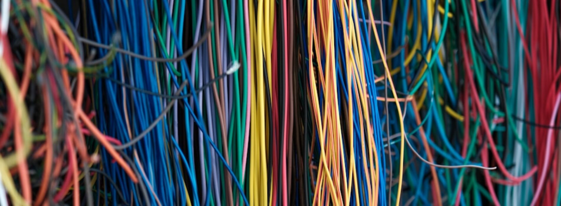 Koniec z plątaniną kabli: Kompletny przewodnik po klipsach montażowych