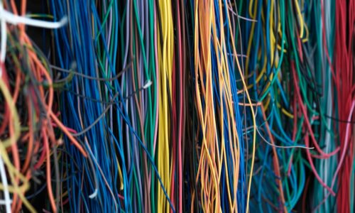 Koniec z plątaniną kabli: Kompletny przewodnik po klipsach montażowych