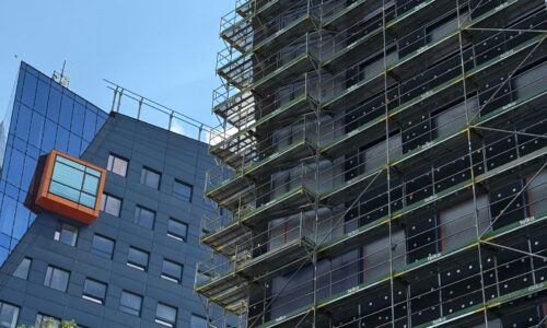 Wynajem rusztowań w Poznaniu – kiedy jest bardziej opłacalny od zakupu własnego systemu?